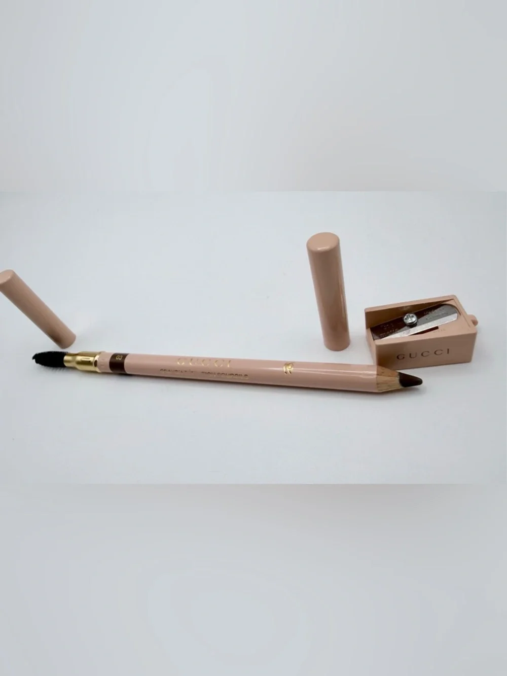 Gucci Crayon Définition Sourcils eyebrow pencil in shade: 03 + Gucci sharpener